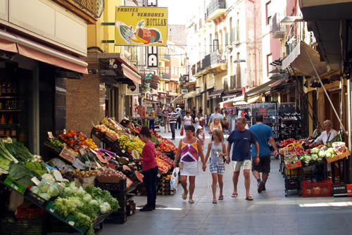 El carrer Major, un dels principals eixos comercials de Palamós.