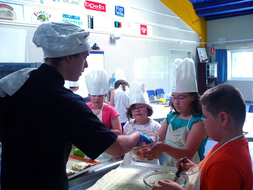 Nens i nenes en plena feina, a l'Aula Gastronòmica.