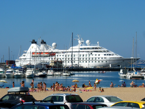 El Seabourn Legend al port de Palamós, aquest mateix matí.