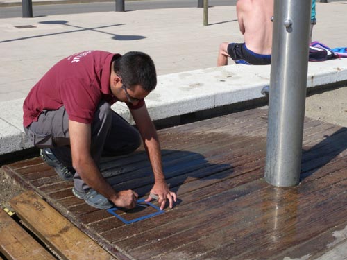 Un tècnic pren mostres de la plataforma d'una dutxa.