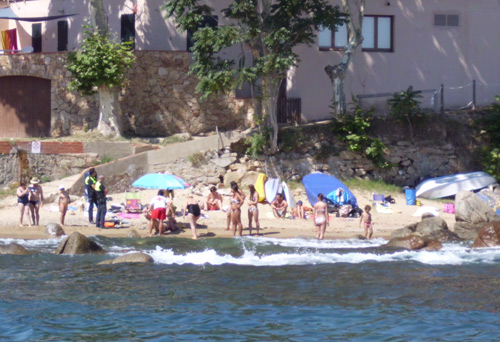 Els serveis d'emergència atenen el banyista, ahir a la platja de Sa Tamardia.