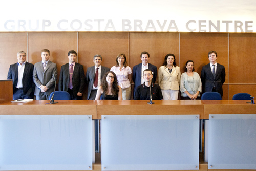 Els guanyadors de la Beca Xiquet Sabater amb els membres del jurat.