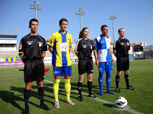 Els capitans i la tripleta arbitral, abans del Palamós-Sabadell. (Foto: Sergi Cortés).