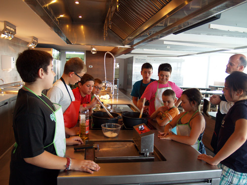 Un dels tallers 'Petits xefs', a l'Espai del Peix.