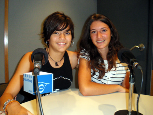 La Clàudia i la Paula Serra, als estudis de Ràdio Palamós.