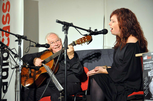 La cantant, Neu Mar, actua avui a la plaça Nova de Palafrugell.