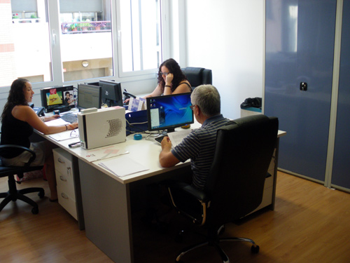 Personal de Vimar treballant a la seu de l'entitat.