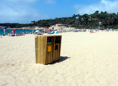 Noves papereres a la platja de Castell.