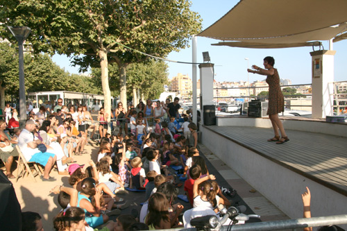 Sessió de l'Hora del Conte al passeig