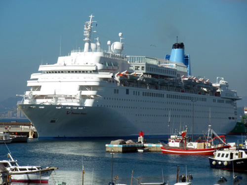 El creuer Thomson Dream al port de Palamós.