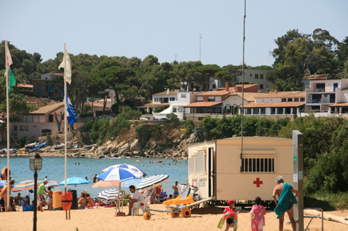 Punt d'atenció de Creu Roja a la platja de La Fosca