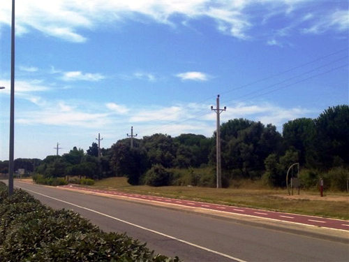 Torres elèctriques al vial del Port, que ara han estat eliminades.