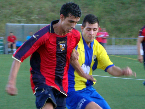 Gerard Muñoz, en segon terme, en el partit al camp del Quart. (Foto: Sergi Cortés).