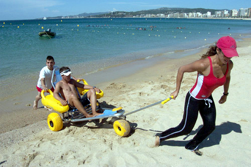 Demostració de l'ús de la cadira amfíbia a la platja Gran de Palamós.