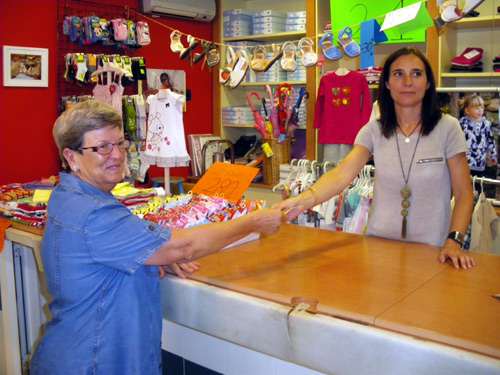 Anna Maria Pinto lliura a Pilar Hernández els 100 euros del premi.