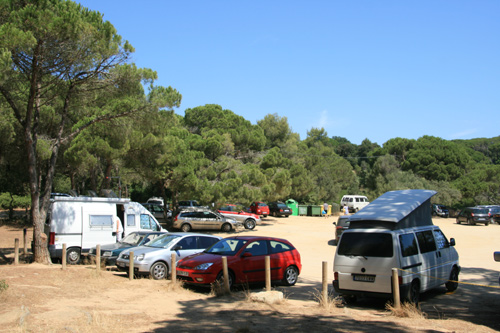 Aparcament de vehicles a la pineda d'en Gori.