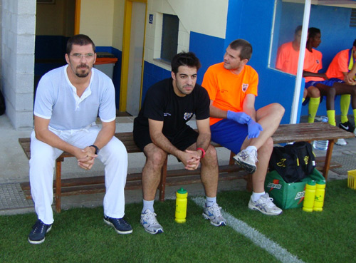 Edu Urdiales, a l'esquerra, a la banqueta del Palamós CF.