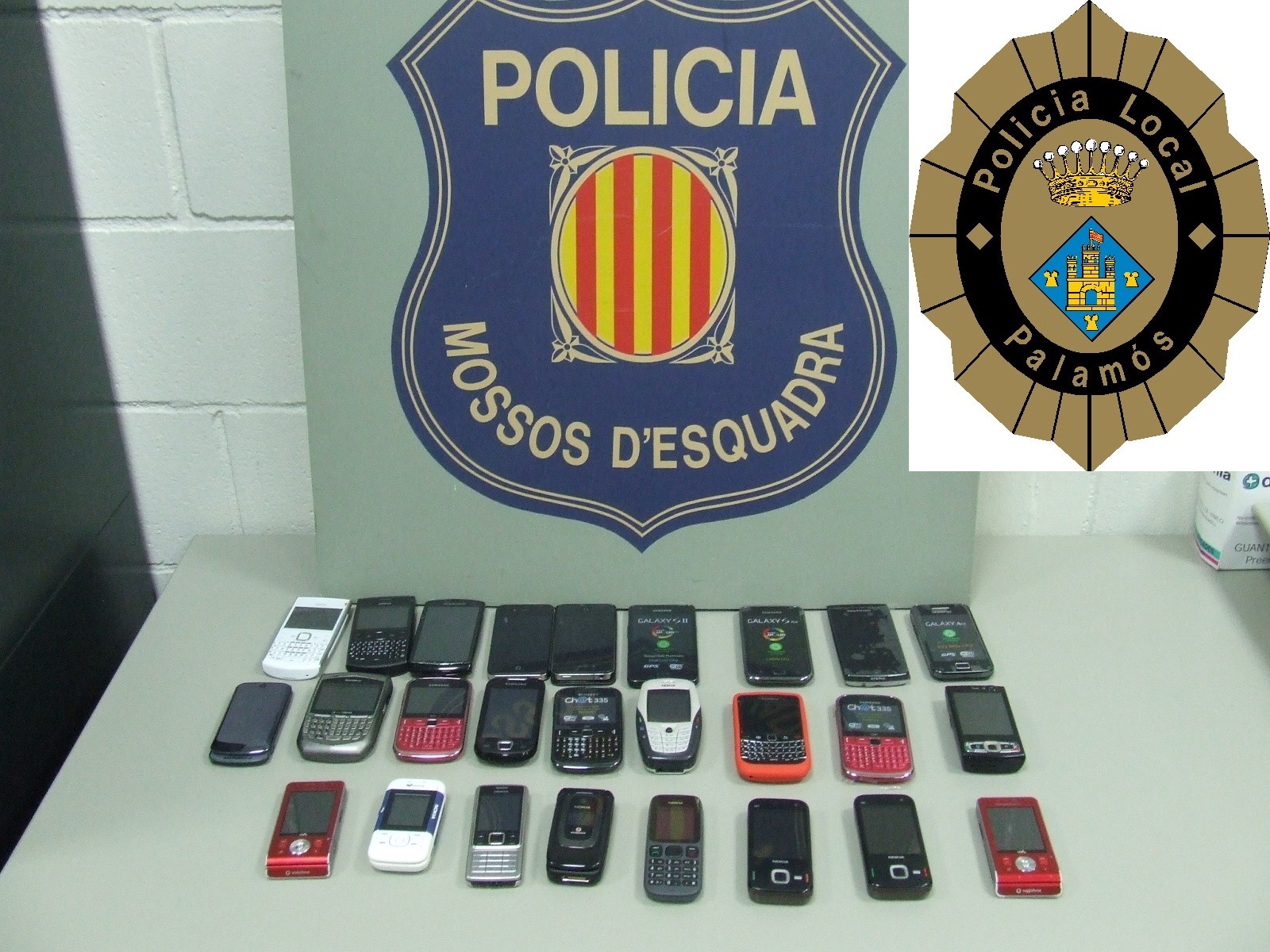 Els mòbils incautats pels Mossos d'Esquadra al locutori de Palamós.