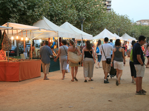 Les parades artesanals que es posen al passeig del Mar a l'estiu.