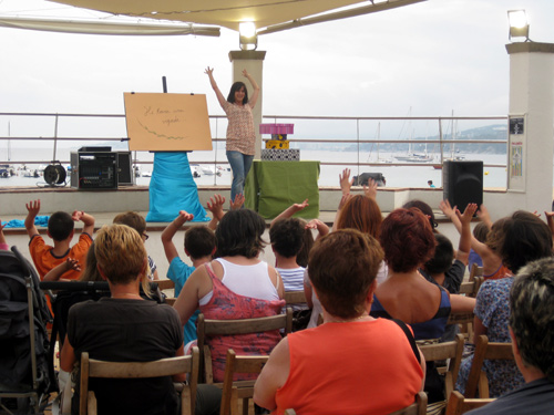 Una sessió de contes al passeig del Mar, aquest estiu.