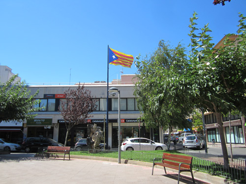 La plaça de Catalunya ja té la bandera estelada.