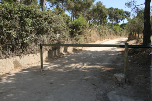L'accés motoritzat a la pineda d'en Gori, tancat i barrat.