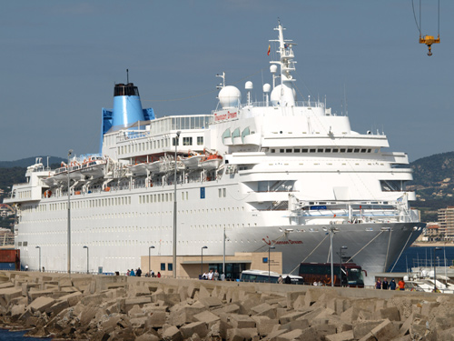 El Thomson Dream, en una anterior visita al port de Palamós.