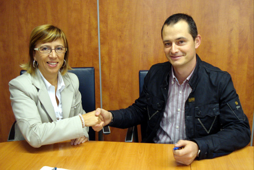 L'alcaldessa de Palamós i el president de Fecotur firmen un conveni, en una imatge d'arxiu.