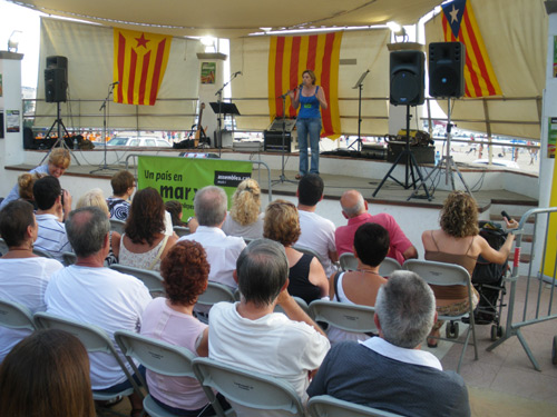 Carme Forcadell, a l'escenari, s'adreça al públic concentrat al passeig del Mar.