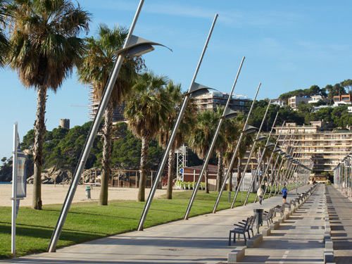 Fanals d'enllumenat públic al passeig marítim de Sant Antoni.
