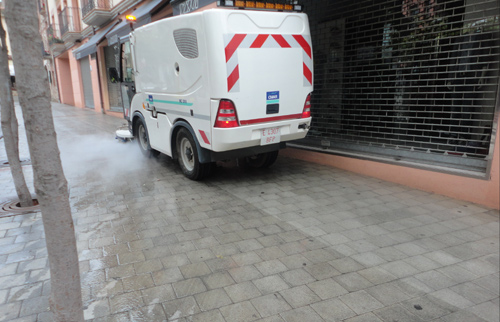 Una de les màquines de neteja de la via pública a Palamós.