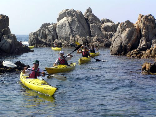 Les sortides en caiac a Castell-Cap Roig, una de les activitats mediambientals d'estiu més sol·licitada.