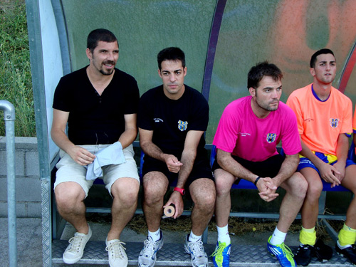 Edu Urdiales, a l'esquerra, a la banqueta del Palamós CF.