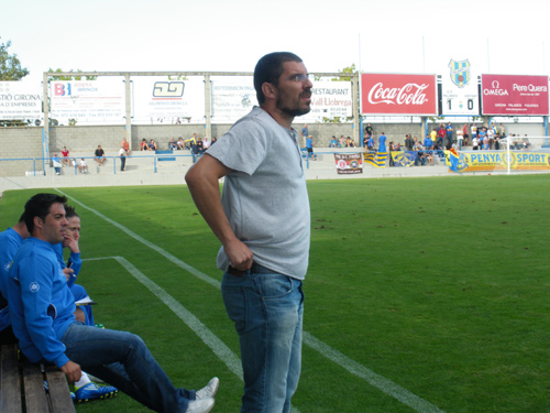 Edu Urdiales a la banqueta del Palamós (Foto: Laura Avilés)