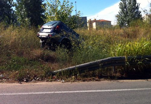 El vehicle accidentat, al bell mig de la rotonda.