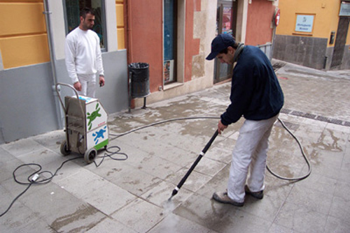 Operaris fent neteja del paviment a Palamós.