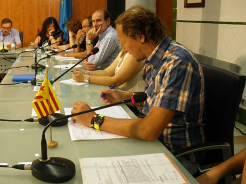 Dani Reixach, en primer terme, en un Ple de l'Ajuntament de Palamós.
