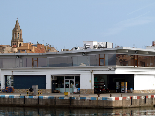 Vista exterior del local on hi ha l'Espai del Peix.