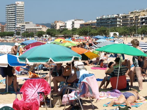 Banyistes a la platja Gran de Palamós.