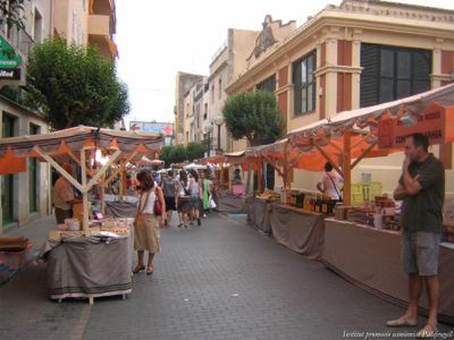 Mercat del Vespre al centre de Palafrugell.