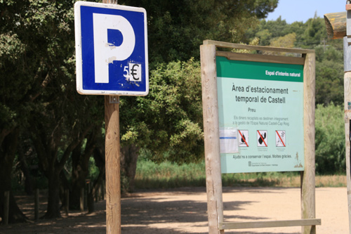 Accés a l'aparcament de Castell, aquest estiu.