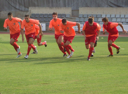 Els jugadors del Palamós CF, en la imatge fent l'escalfament, no s'hi van fer prou a Gavà. (Foto: Sergi Cortés).