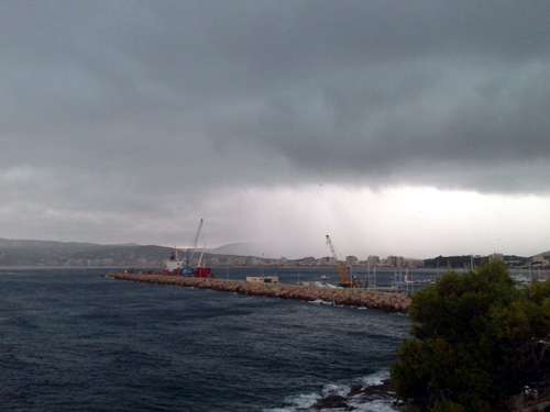 Imatge del cel emboirinat aquesta tarda a Palamós (Foto: Àlex Castelló)