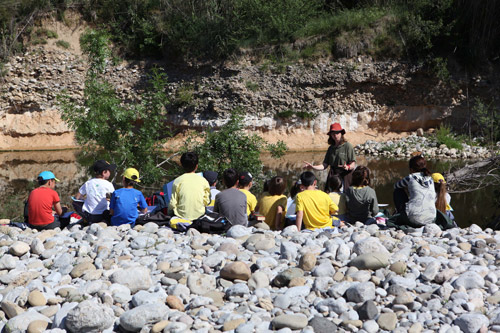 Un grup d'alumnes fent les activitats de coneixement del patrimoni, el curs vinent. (Foto: Miquel Millán). 