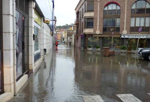 La tempesta va provocar acumulacions d'aigua al carrer.