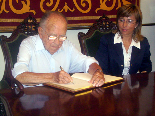 Santiago Carrillo en una visita a l'Ajuntament de Palamós.
