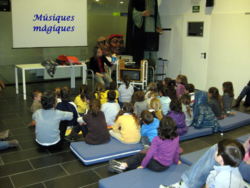 Sessió de contes musicats a la biblioteca.