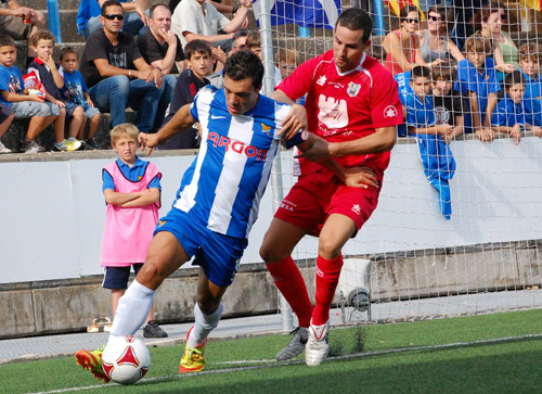 Un moment del partit d'ahir a Vilatenim. (Foto: UE Figueres).