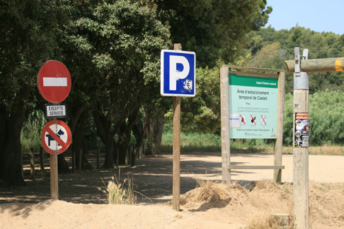 Accés a l'aparcament situat al pla de Castell.