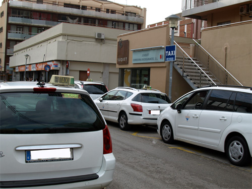 Parada de taxis al carrer de López Puigcerver.